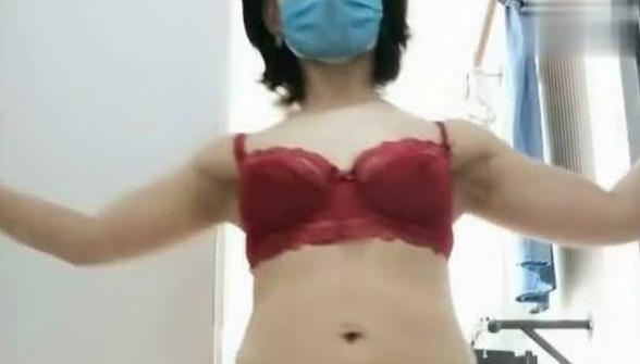 风韵老板娘服装店到了晚上淫穴奇痒发骚，从柜台玩到小衣间，扣穴玩奶子淫水都沾湿内裤了，爽完给网友科普性爱过来人风韵姨！