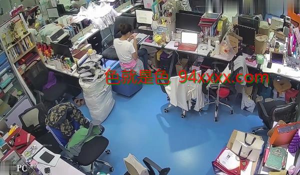 稀缺摄像头重磅推荐破解富士老师办公室摄像头观看老师更衣喷血画面