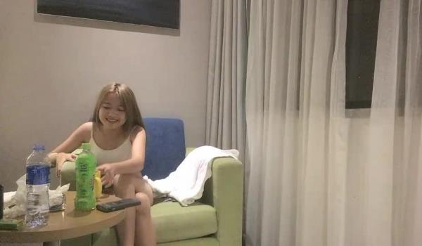 666绿帽约良家妹纸谜房大秀，聊天聊天玩玩游戏，我们开始吧掏出奶子吸吮，扶着窗边翘起屁股站立后入