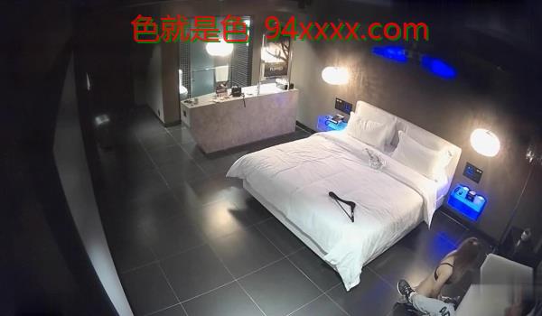 高颜值情侣，互玩SM，脱掉裤子在地上跪着像狗一样爬，屁股打的啪啪啪响，淫语对话，另类激情。
