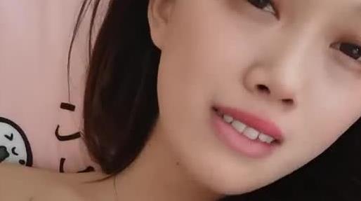 没有记录名字颜值不错的家少妇在家直播赚钱大黑牛捅逼大厅做各种发骚动作