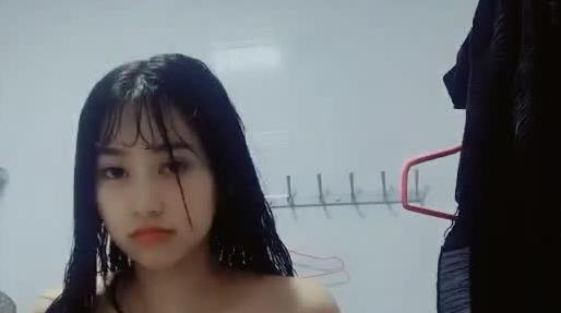 颜值不错嫩妹子洗澡漏出来逼小秀逼逼毛毛比较很是诱惑不要错过