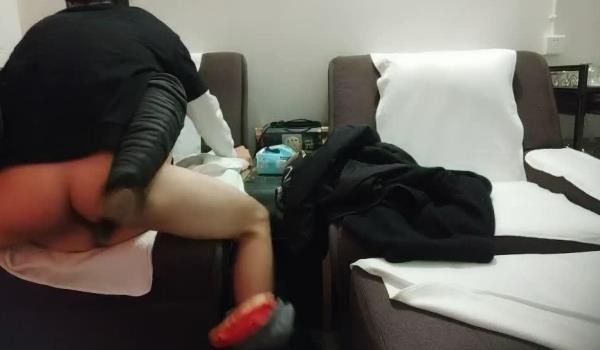 新人小伙子第一次使用设备有点紧张老在害怕被鸡发现