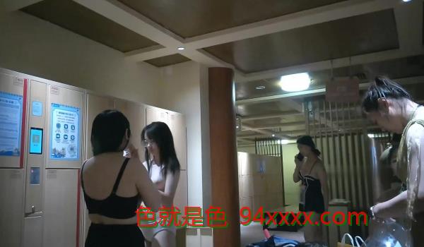 大神潜入水上乐园更衣间流动游走偷拍️眼镜妹的胸罩真完美不知道是不是人造的
