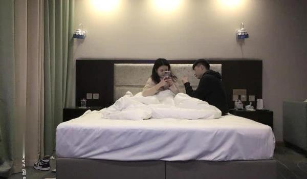 666绿帽白嫖良家酒店开房操良家，小姐姐大胸乖巧还沉浸在热恋幻想中，后入无套内射
