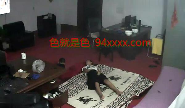 最新的跳跃家庭摄像头偷拍独自在家的宝妈情欲难耐在2岁儿子面前就趴着紫薇，这得多久没被操完