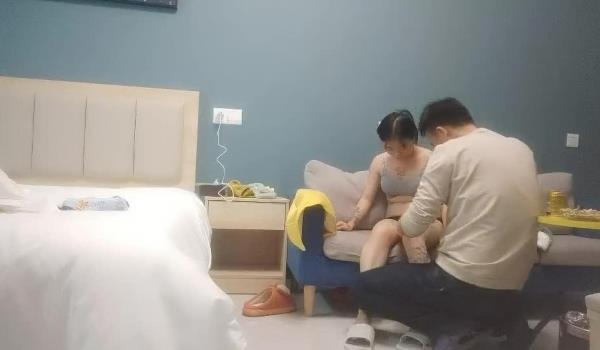 小夏寻花00后超嫩萌妹子，腿上纹身翘起屁股揉穴，深喉口交骑乘主动套弄，扛起双腿抽插猛操