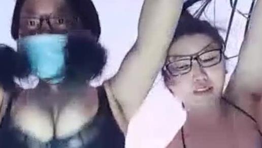 眼镜美眉带着亲姐姐勾搭看果园的卷毛哥哥户外野战小伙的家伙够粗大干起象岛国的男优