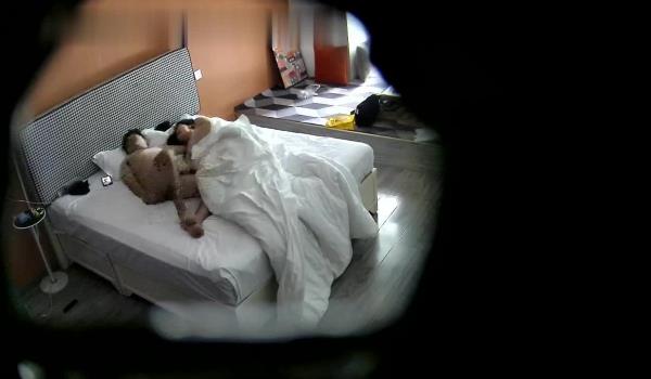 酒店拍️极品身材偷美女和男友开房晚上一炮睡醒又一炮早起的那炮女的没满足骂了男的一声“设施