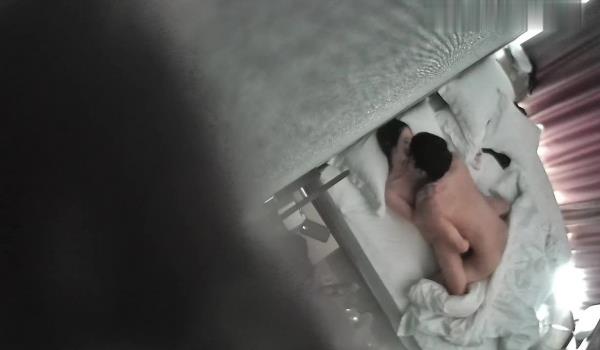开房打炮被偷拍，难得一见颜值非常高的清纯女生，貌似刚破处没多久