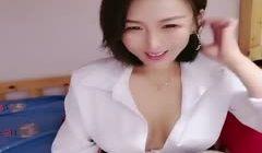 #蜜桃甜 哺乳期白皙美女主播挤奶水给狼友喝