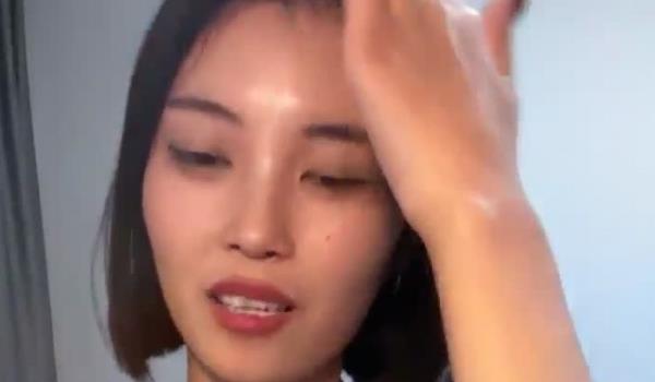 新人，这个小少妇挺有味道，乌龟追兔子，独居公寓中，今天阳光不错，窗前发骚，扭动柳腰加上黄瓜伺候，刺激至极