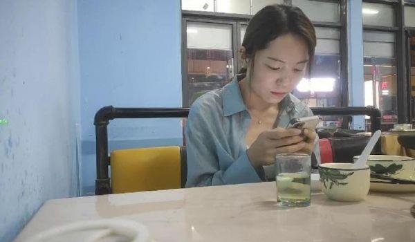 再约良家珠宝女吃完饭带回酒店操逼推到强吻扒掉裤子扛起腿就是爆操仙丹加持很猛