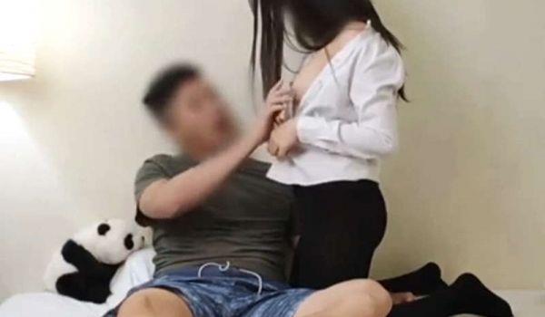 女友穿上黑丝袜主动诱惑我