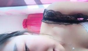 美女主播直播途中玩到出水