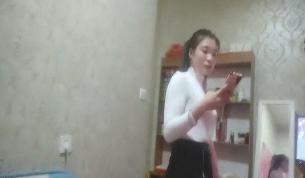 足疗女走遍大街小巷快餐 颜值不错马尾少妇 站街女中的极品 带到小房间开操 扒掉内裤操水很多