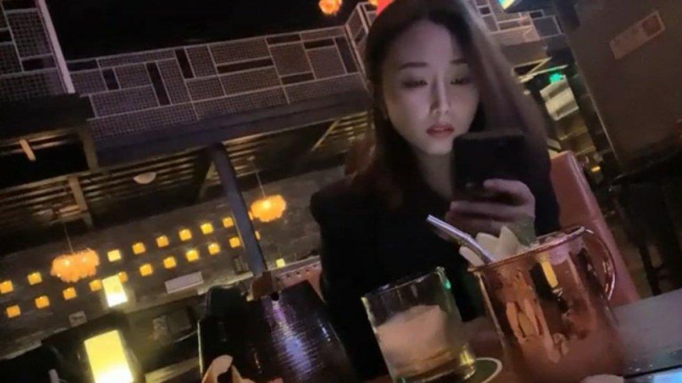 帅哥酒吧钓了个颜值超高的美女，带回酒店灌酒让她喝多趁机上了她