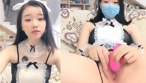 少女见家里没人穿上女仆套装在客厅大胆风骚自慰！