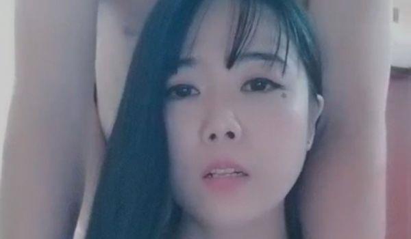 小蕩妹两根肉棒一起吃01