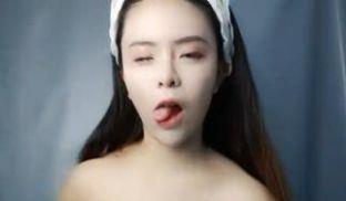 骚气妹子直播演绎跑腿小哥买了个道具JJ勾引啪啪_