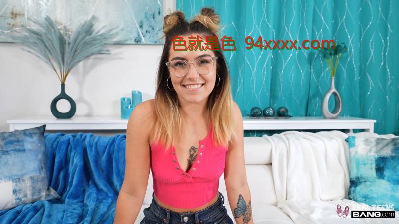 Chanel Camryn -Chanel Camryn在徒步旅行上搞砸了她的厚厚的灌木丛