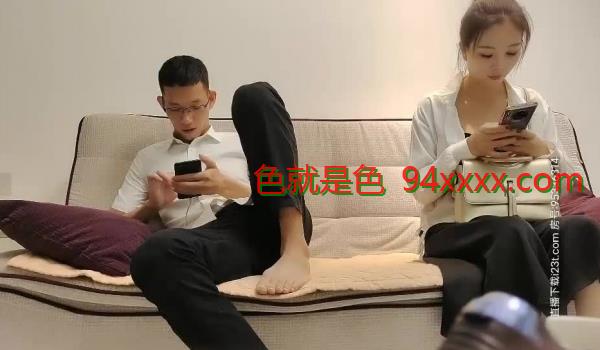 大个男宾馆约了位御姐范黑色裹胸裙高素质美女，在客厅小沙发上连续操了美女2次，沙发干的滋滋响，真担心散架。