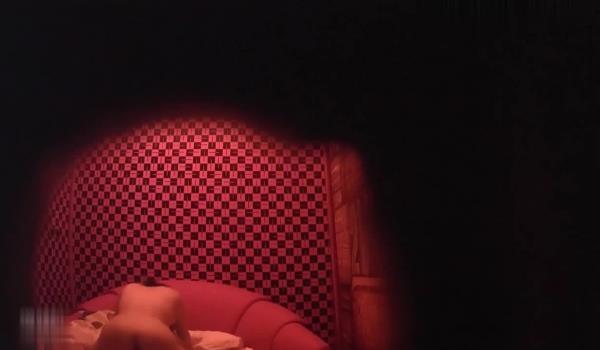 眼镜妹跟男友周末去开房啪啪，直接坐在小伙脸上舔鲍鱼，69互舔，抠穴，身材苗条小咪咪很漂亮