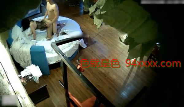 清纯漂亮的美女换上黑丝情趣服和经验丰富的新男友玩扑克，输了要被对方任意宰割，美女一直输被干的呻吟大叫！
