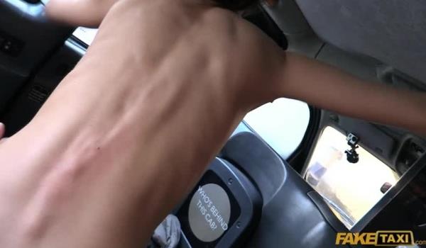 Faketaxi -Eva Johnson-暨饥饿的宝贝与僵硬的乳头E306.mp4