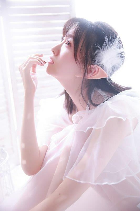 白纱裙美女白嫩性感诱人写真图片
