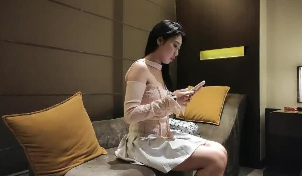 小宝寻花大神带你找大圈外围，深夜甜美极品长腿美女，浴室洗澡拍摄蹲着口交，骑乘后入猛操晃动奶子