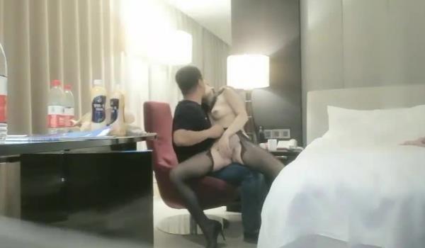 眼镜男网约性感黑丝高跟紧身包臀裙美女酒店啪啪，体力太好，干的美女哭着求饶：我要死了，我求你了，我顶不住了！