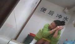 厕所偷拍女厕偷拍 抹完还要揉一揉下面
