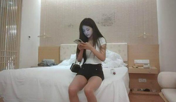 清纯女神长发飘飘只需3000块脱光穿黑丝尽情操