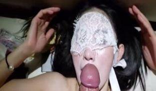 内射蒙眼妹子口中