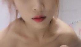 长相甜美高颜值妹子浴室洗澡秀_苗条身材淋浴诱惑扭动屁股扣逼非常诱人