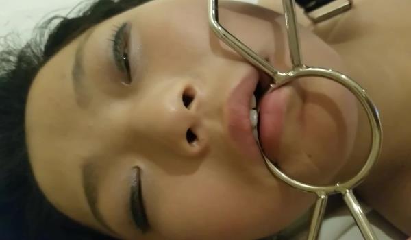 迷奸98年天然小仙女，清纯脱俗大长腿，肉丝换装，颜射，强行口交
