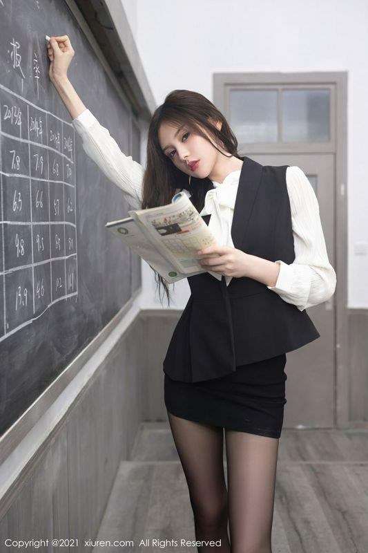 王心怡轻灵之气靓丽多姿职业装