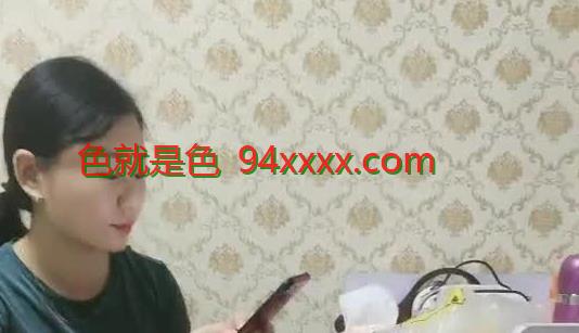 探花哟套路达人 勾搭小少妇 忽悠来闺蜜双飞 到家中啪啪尽享齐人之福 旁边还有婴儿车 对白有趣