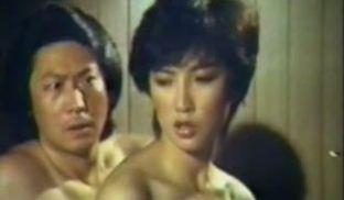 国产经典四级打真军性奋啪啪作品《风骚女郎》激情佳作 美女乳房丰满清晰插入逼穴啪啪技术看的让人鸡动