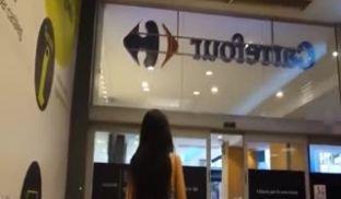 迪卡侬门事件女主角又玩出新高度真空逛超市商场随机拿各种货品自慰