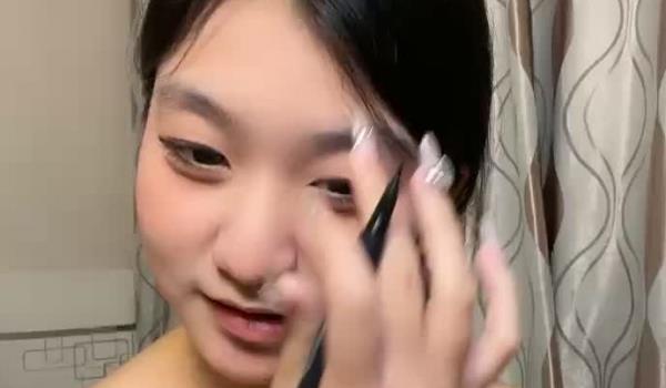 被男友抛弃的极品小太妹全程露脸跟狼友发骚大秀直播诱惑，奶子比心小嫩穴特写，精彩刺激淫声荡语不断别错过