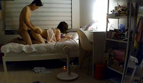 民宅摄像头偸拍屁股又圆又肥性感漂亮小媳妇与老公激情造爱撅起屁股等待进入那一刻无耻的硬了的...