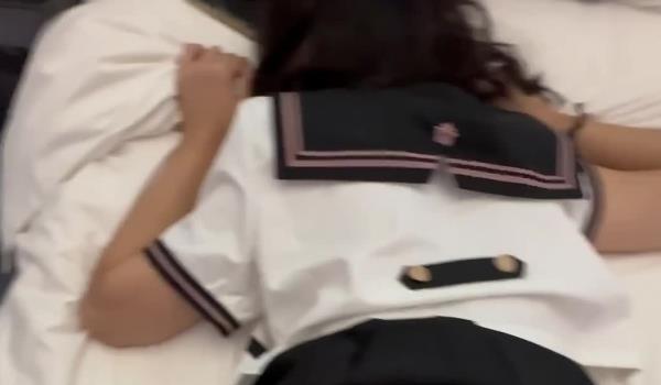 秃顶中年大叔重金约，极品白虎无毛太妹艹b，一脸不情愿的被大叔插插b