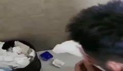 独家曝光·在公共厕所翻女生用过的卫生棉舔