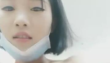很久没冒泡的萝莉美眉柠檬夜晚出击勾搭两个学生模样小哥开房可惜眼镜哥被电话提前叫走了