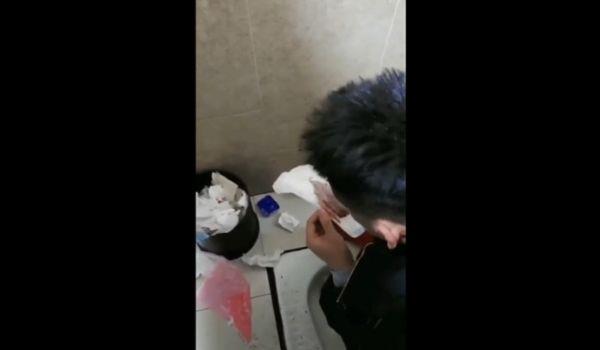 在公共厕所翻女生用过的卫生棉舔..