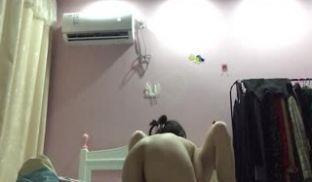 两个颜值颇高的拉拉女同在房间互舔互抠，还给对方看手上抠出来的白带第01集
