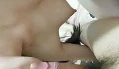 身材苗条的浪蕩人气，皮肤很白跟渣男一起做直播，躺在床上被舔逼叫的很骚，多体位抽插直接被内射，中出特写