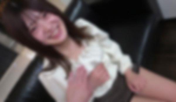作为电视节目的AD工作的皮肤白19岁工作的女子漂亮的皮肤白桃臀，满子用大量的爱液黏煳煳的，因为太舒服了cd1。